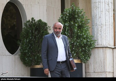 عدم مشارکت بازنشستگان در رویدادهای اخیر نشانهای از پختگی فکری این گروه محسوب میشود. عدم مشارکت بازنشستگان در رویدادهای اخیر نشانهای از پختگی فکری این گروه محسوب میشود.