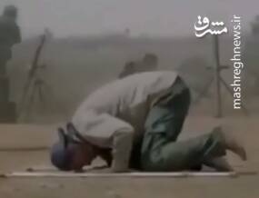صحنه نمازخواندن یکی از فرماندهان حشدالشعبی در میدان نبرد با داعش