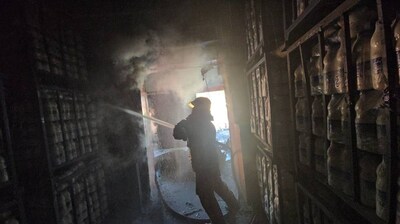آتش سوزی در کارخانه لبنی تهران/ ۶ ایستگاه آتش نشانی در محل
