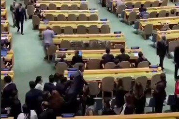 شهرخبر - صحن سازمان ملل هنگام سخنرانی منفورترین رئیس دولت در جهان +ویدیو