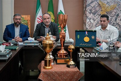 شهرخبر - اهدای مدال‌های جهان ملی پوش بدنسازی به موزه حرم امام رضا(ع)